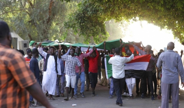 السودان: الآلاف يتظاهرون للمطالبة بـ