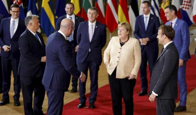 في آخر اجتماعاتها: قادة أوروبا يصفقون لميركل وقوفا