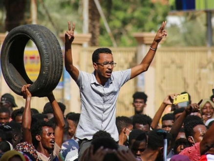 سفراء السودان في 4 دول يدينون "الانقلاب العسكريّ على الثورة"