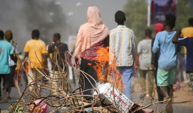 السودانيون يواصلون عصيانهم المدني ضد الانقلاب.. ومؤتمر صحافي للبرهان