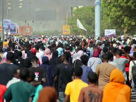 سفراء السودان بـ12 دولة يرفضون الانقلاب ومظاهرات ليلية رافضة لإجراءات البرهان