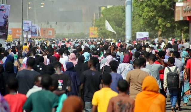 سفراء السودان بـ12 دولة يرفضون الانقلاب ومظاهرات ليلية رافضة لإجراءات البرهان 