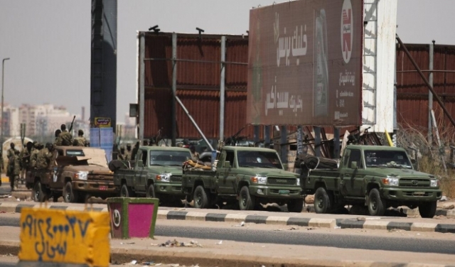 مطار الخرطوم يستأنف رحلاته وانقسام أفريقي بشأن السودان
