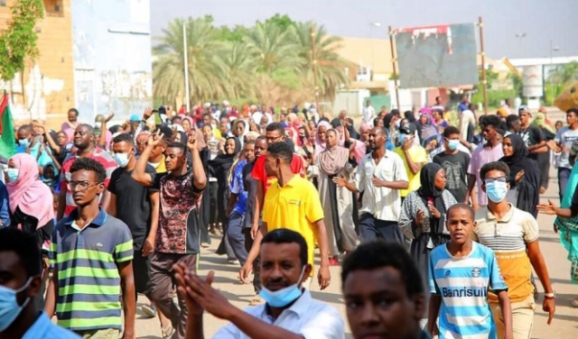 السودان: البرهان يقيل سفراء رفضوا الانقلاب ودعوات أممية للحوار