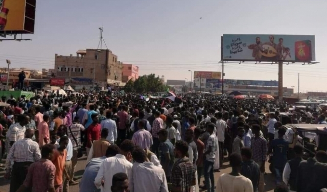 مليونية سودانية ضد الانقلاب العسكري: 3 قتلى برصاص الجيش