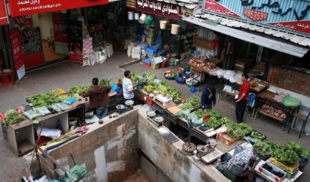 الحكومة الفلسطينية تبحث مع التجار والموردين ضبط الأسعار 