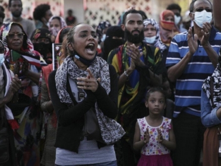 قوات الأمن السودانية تفرق متظاهرين ضد الانقلاب وتنفذ اعتقالات ودعوات للتصعيد