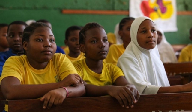 طلاب المدارس في تانزانيا يواجهون الفساد ويحققون نتائج