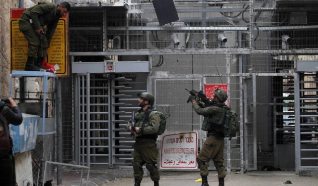 جنود الاحتلال يستخدمون تطبيقات للتعرف على وجوه الفلسطينيين