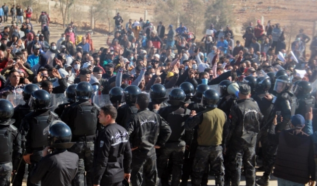 تونس: مطالَبة بخارطة طريق تنهي الأزمة... والمحاكم العسكريّة تستهدف المدنيين