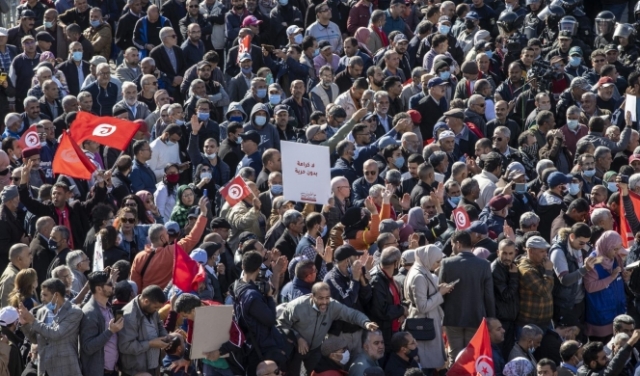 تونس: التأكيد على سلمية الاحتجاجات ضد إجراءات سعيّد