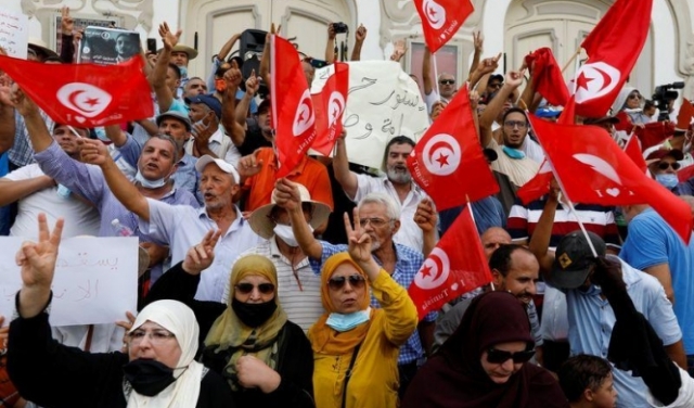 تونس: محتجون ضد إجراءات سعيّد يحاولون إزالة الحواجز للوصول لمبنى البرلمان
