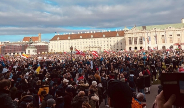 النمسا: آلاف المحتجين على إجبارية التطعيم ضد كورونا