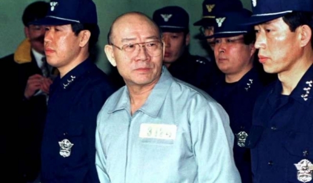 وفاة الديكتاتور الكوري الجنوبي السابق تشون دو-هوان 