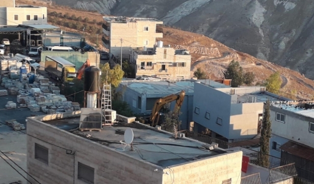 الاحتلال يهدم منزلين بواد الحمص ويقتحم منزل محافظ القدس