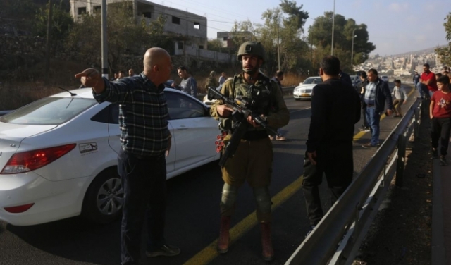 3 إصابات إحداها خطيرة باعتداء مستوطنين على مركبات فلسطينيين