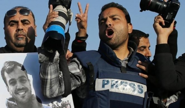 الاحتلال يساوم صحافيين فلسطينيين: السفر مقابل التخابُر