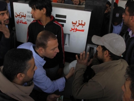 "دفع رواتب موظفي غزة عبر بيع وقود مصري تموله قطر"