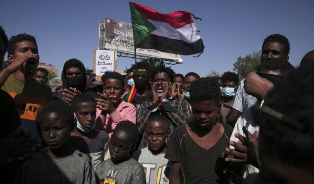 السودان: مظاهرات ليليّة للمطالبة بالحكم المدنيّ... ومواكب الثلاثاء ستتوجه للقصر الرئاسيّ