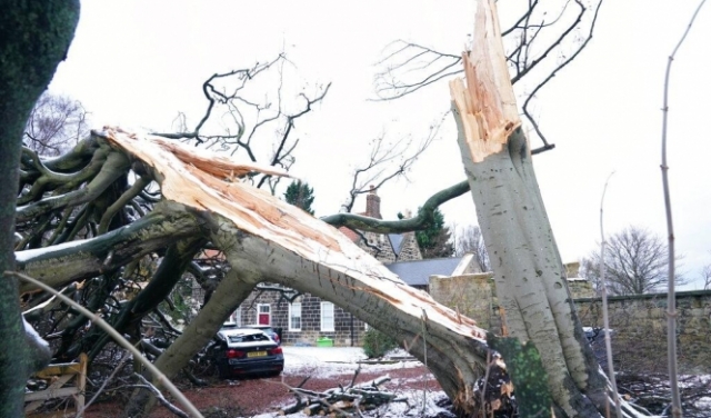 عاصفة تترك 30 ألف منزل دون كهرباء في إنجلترا وإسكتلندا