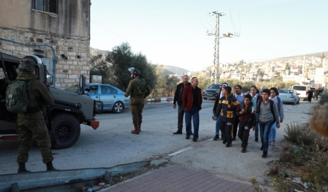مئات الأطفال يسيرون نحو مدارسهم تحت تهديد سلاحي الاحتلال والمستوطنين