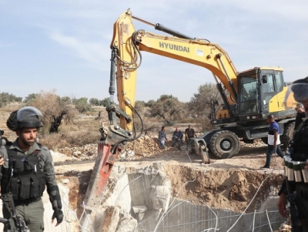 اعتقالات بالضفة والقدس والاحتلال يهدم جدرانا استنادية بالولجة