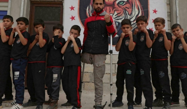 بساقٍ واحدة.. شابٌ سوري يدرّب 100 طفل رياضة الكونغ فو