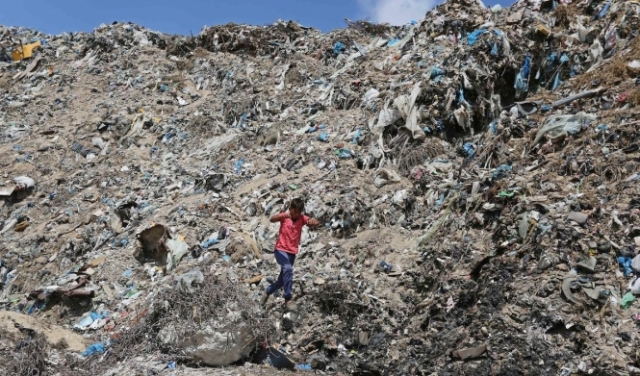 اشتية يدعو للتحقيق في دفن النفايات الإسرائيلية الخطرة في الأراضي الزراعية الفلسطينية