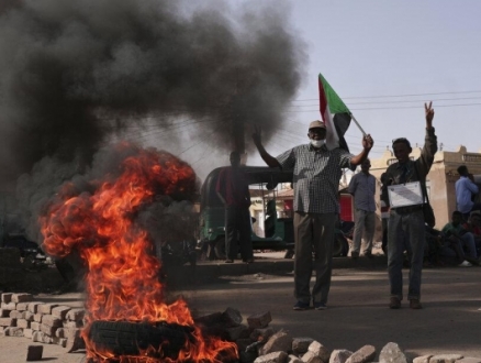 السودان: اعتداء على تجمع لمعارضي الانقلاب بالغاز المسيل