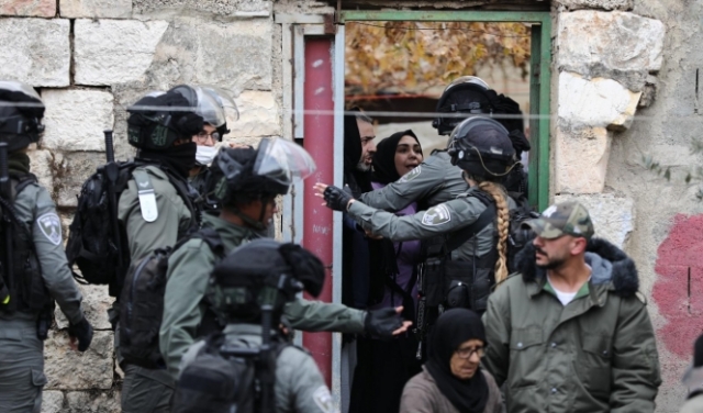 الاحتلال يُخطر عائلة فلسطينية بإخلاء منزليها في 