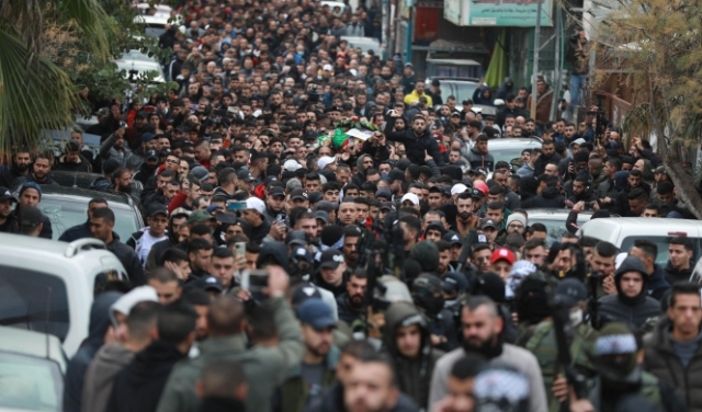 رام الله: الآلاف يشيّعون جثمان الشهيد الشاب عباس