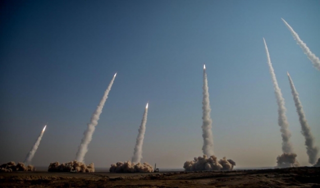 مناورات إيرانية تخاطب إسرائيل: 16 صاروخا بالتزامن نحو هدف واحد