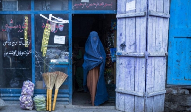حكومة طالبان تمنع النساء من السفر دون رفقة أحد أقربائهن الذكور