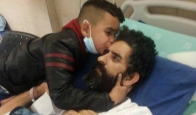 تحذير من استشهاد أبو هواش: لقاء أوّل بين الأسير وطفله منذ إضرابه