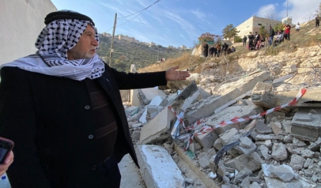   إجبار فلسطينيين على هدم منشأة ومنزل بالقدس