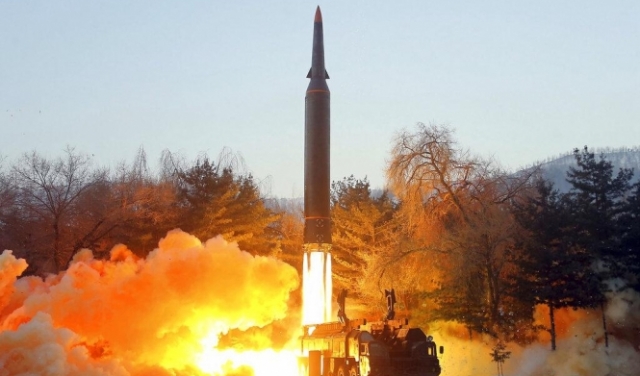 كوريا الشمالية تجري تجربة على صاروخ 