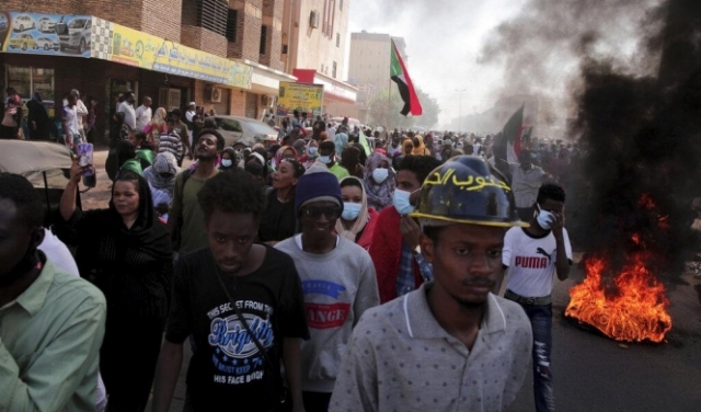 مقتل ثلاثة متظاهرين سودانيين خلال فض تظاهرات حاشدة
