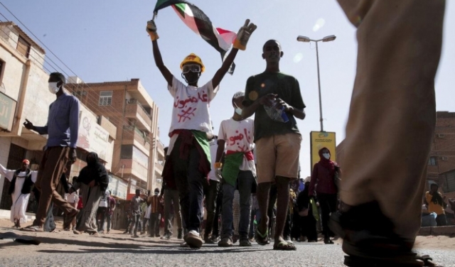 السودان: قوات الأمن تقمع المحتجين المطالبين بحكم مدني