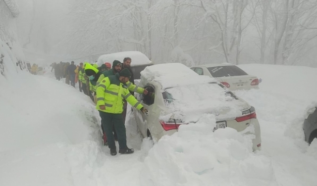 باكستان: كثافة الثلوج تحاصر الآلاف وتقتل 21 شخصا