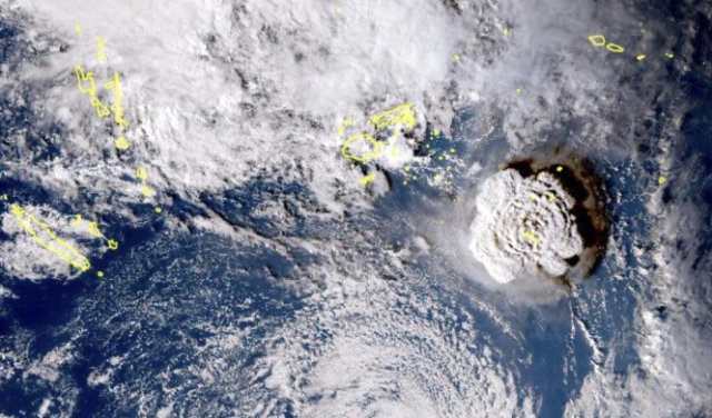 تحذيرات من تسونامي في نيوزلندا وتونغا بعد ثوران بركان تحت البحر 