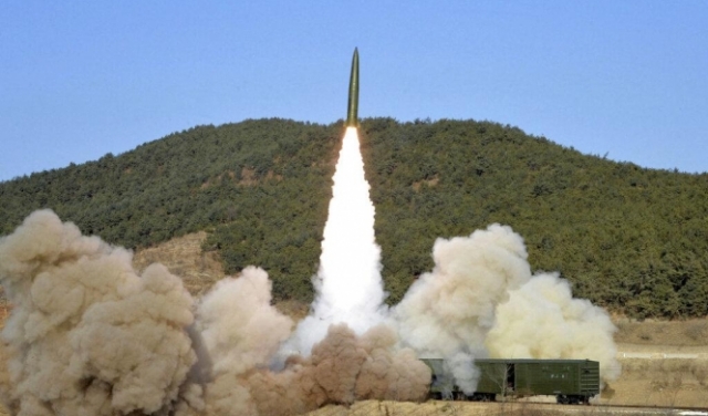 كوريا الشمالية تعلن إطلاق صاروخين من قطار