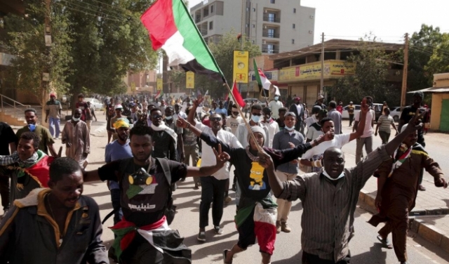 عقب قتل متظاهرين: قوى سودانية تشرع بالعصيان المدني