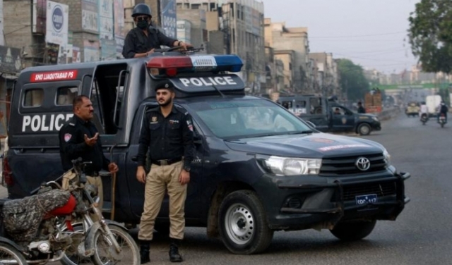 مقتل شرطي باكستاني ومسلحين بتبادل لإطلاق النار  