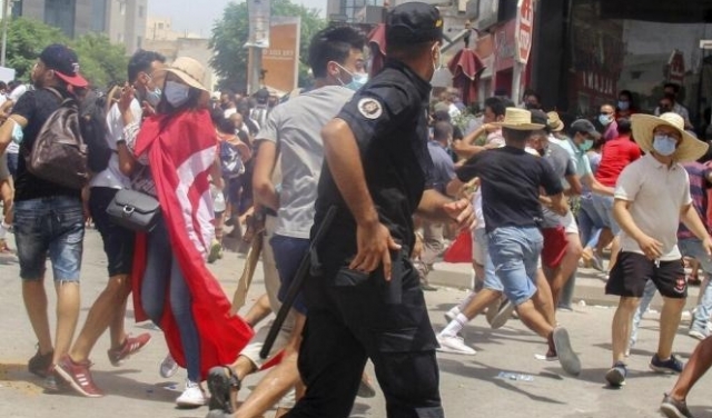 تونس: فتح تحقيق بوفاة متظاهر... ووضع حدٍّ لامتيازات أعضاء 