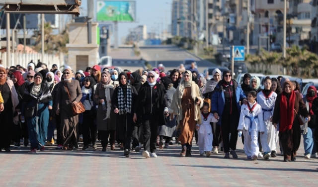 للتوعية حول رياضة النساء في غزّة.. العشرات يشاركن بفعالية مشي