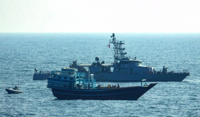 البحرية الأميركية تحتجز سفينة أبحرت من إيران في خليج عمان