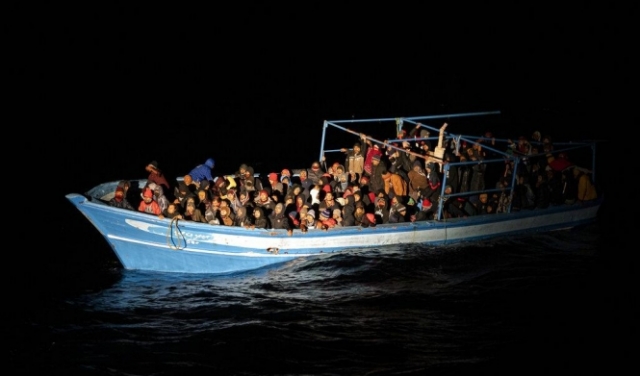 12 لاجئا يموتون بردًا وغرقا على بعد أمتار من أوروبا