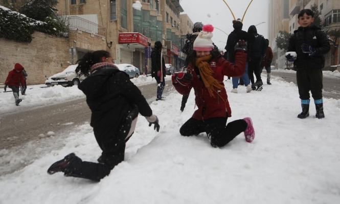 أطفال الخليل يلهون بالثلوج 