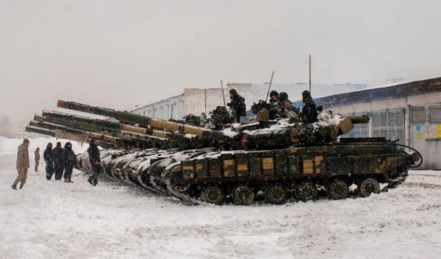 واشنطن ترسل تعزيزات عسكرية وحراك دبلوماسي لنزع فتيل أزمة أوكرانيا