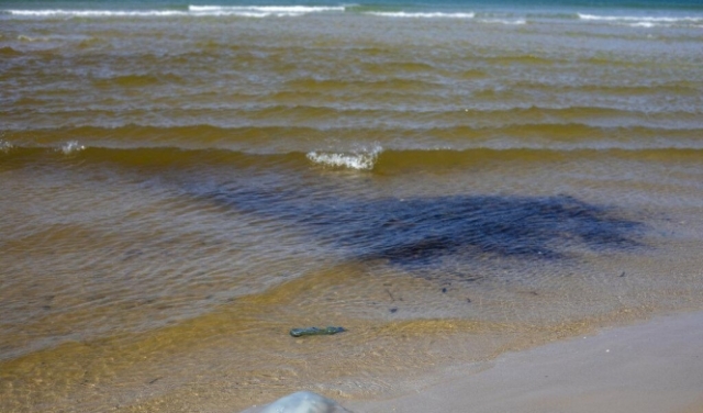 العثور على تلوث نفطي قبالة شواطئ البلاد